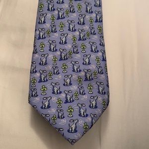 Vineyard Vines Boys tie.